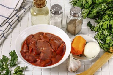 Tavuk ciğeri keto ezmesi yapmak için gerekli tüm malzemeleri hazırlayın. Karaciğeri durula, filmleri kes..