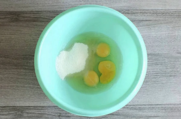 Combine Ovos Suco Limão Açúcar Uma Tigela Espaçosa Bata Com — Fotografia de Stock