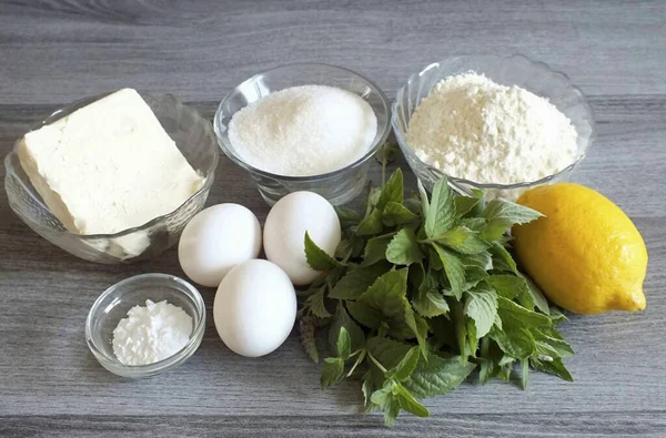 Bereiten Sie Alle Zutaten Für Den Zitronenminzkuchen Vor — Stockfoto