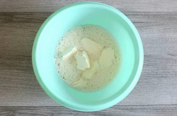 부드러운 버터를 넣는다 위스크 — 스톡 사진