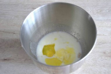 Kefir ekle, eritilmiş tereyağı, tuz, bir yumurtada çırp, pürüzsüz olana kadar karıştır..