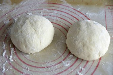 Her bir hamur parçasını bir topa çevir..