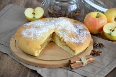 Bitmiş pastayı tereyağıyla fırçalayın, servis etmeden önce hafifçe pudra şekerle serpiştirilebilir. Elma ve tarçınlı Osetya turtası hoş kokulu, sulu ve çok lezzetli çıktı. Tam da sıcak bir ev yapımı çay partisi için ihtiyacın olan şey..