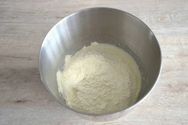 Un ekle, yoğur yumuşak ve elastik hamur.