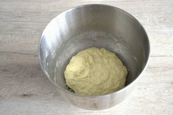 Hamuru 1 çorba kaşığı bitkisel yağla yağla, yapışkan filmle kapla, yaklaşık 1,5 saat fermantasyon için sıcak bir yere koy. Hamurun fermantasyonu sırasında, 30 dakikalık bir aralıkla 2 yoğurma adımı yapın..