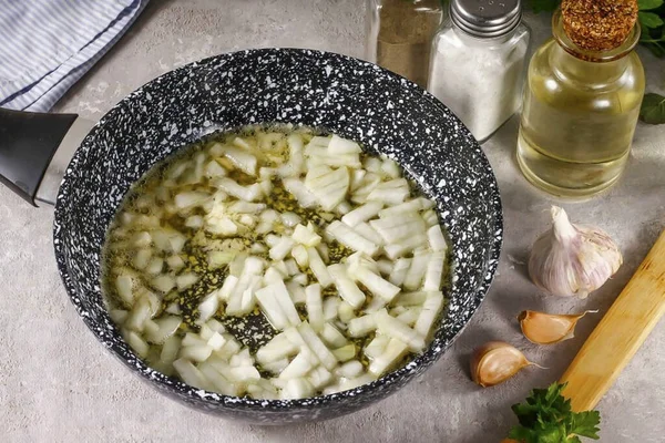 Cortar Cebolla Cubos Pequeños Presionar Ajo Derretir Mantequilla Una Sartén — Foto de Stock