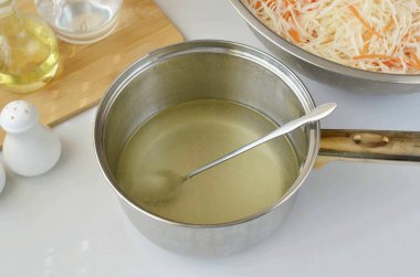 Sargıyı hazırla. Bir bardak suyu şeker ve tuzla kaynatın. Sebze yağı ve sirke ekle..