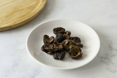 Gerekirse zeytin ve zeytinlerden koltuk altlarını çıkarın..