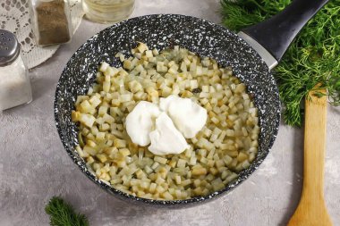 Yağlı içerikli ekşi krema koy ve karıştır. İstersen doğranmış parmesan da ekleyebilirsin. Bir dakikalığına risotto protokolü uygula..