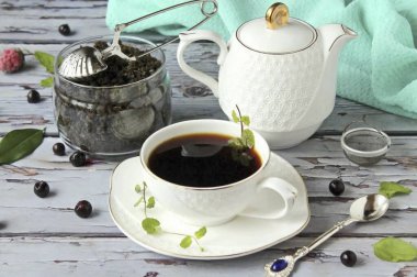 Bir kış akşamı, kar fırtınasının ortasında üzümlü ve ahududu aromalı bir fincan çay demlemek ne kadar güzel. Sadece lezzetli değil, aynı zamanda sağlıklı da. Silahlanın! Afiyet olsun.!