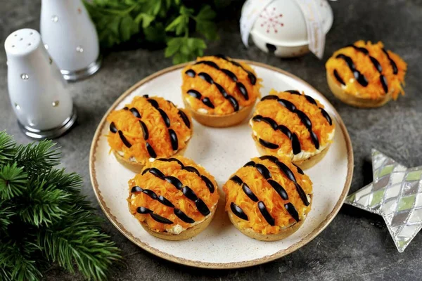 Serveer Taartjes Als Koude Snack Feestelijke Nieuwjaarstafel Bon Appetit — Stockfoto