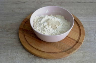 Ekli un ve mayayı birleştir..