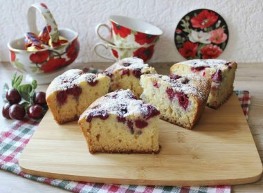 Kehribar kirazlı Charlotte 'u kalıptan çıkar, serin, kes ve servis et..