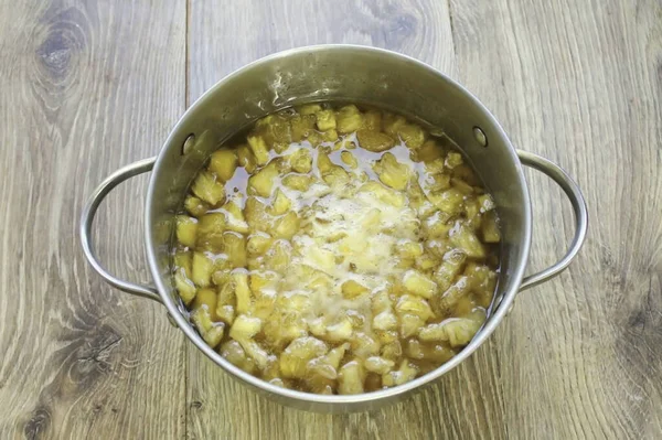 Tavayı ananasla çıkar, karıştır. Meyve bol bol meyve suyu verir, eğer bu olmazsa, 100 mililitre soğuk su dökün. Orta sıcaklığa bir tencere koy ve kaynat. Ananasları 5 dakika kaynatın.