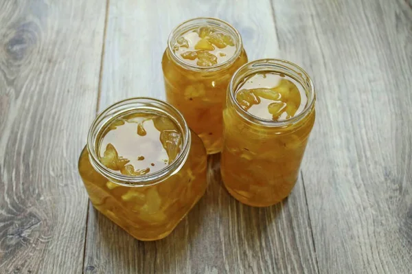 Soğutulmuş ananası kavanoza koy ve üstünü kapat..