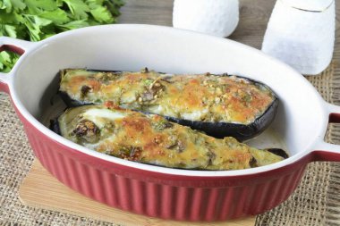 Fırında patlıcanları 180 derecede 20 dakika pişir..