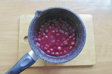 Nişastayı 3-4 çorba kaşığı soğuk suda erit, karıştır ve bir kaseye kirazla doldur. Kalın jöle kıvamına gelene kadar kaynayın, kapatın ve serinleyin..