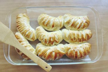 Çörekleri bu sıcaklıkta 35-40 dakika pişir. Pişirme süresi fırınınıza bağlı..