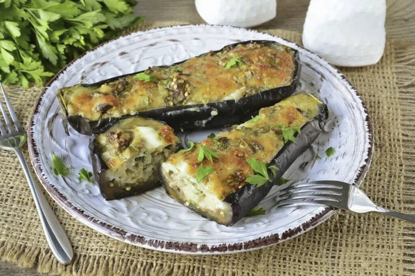 Pişmiş patlıcanları sıcakken servis et. Afiyet olsun!