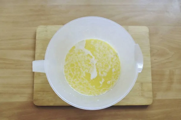 加热牛奶 融化后稍凉的黄油和一汤匙糖 让酵母活化 — 图库照片