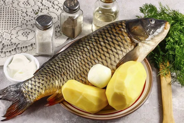 Bereid Alle Ingrediënten Die Nodig Zijn Koken Ovenkarper Met Aardappelen — Stockfoto