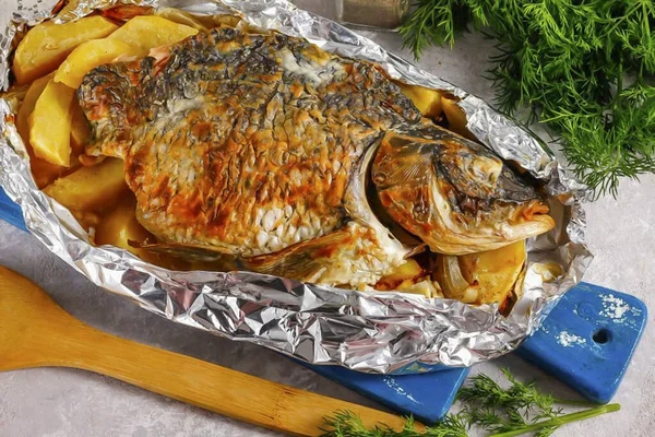 Carefully Remove Fish Oven Tail Sticks Baking Sheet Break Big — 图库照片