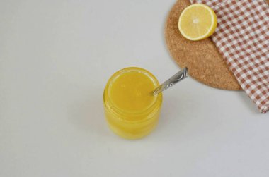 Eğer bal (benimki gibi) şekerli ise, o zaman eritilmesi gerekir, onu bir dakikalığına mikrodalgaya koydum. Çok sıcak ya da kaynamamalı, sadece erimeli.!