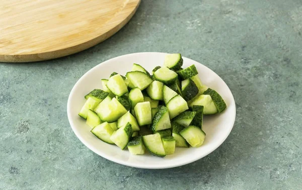 Salatalıkları yıkayın, kuru ve orta büyüklükte dilimleyin..