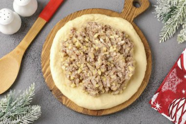 Daire şeklindeki büyük parçayı aç ve kalan dolguyu ayır..