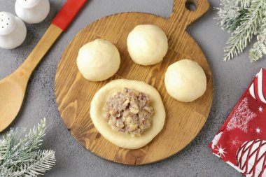 Küçük olanı 4 parçaya böl, daire şeklinde yuvarlan ve ortadaki dolguyu ayır..