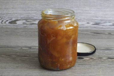 Kavanozlardaki sıcak reçeli ayarla. Temiz kapaklara vida, buzdolabı. O zaman kurusıkıları depoya koy. Reçel 6 ay boyunca oda sıcaklığında kalacak..