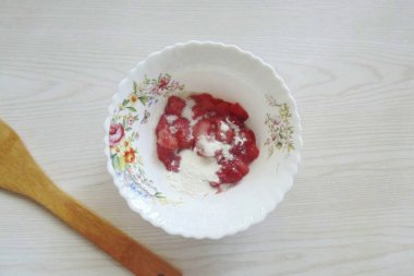 Tatmak için bir çay kaşığı nişasta ve şeker ekle..