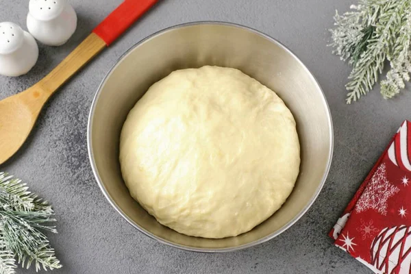 Ortaya çıkan hamur yoğurulmalı, sonra tekrar yükselsin..