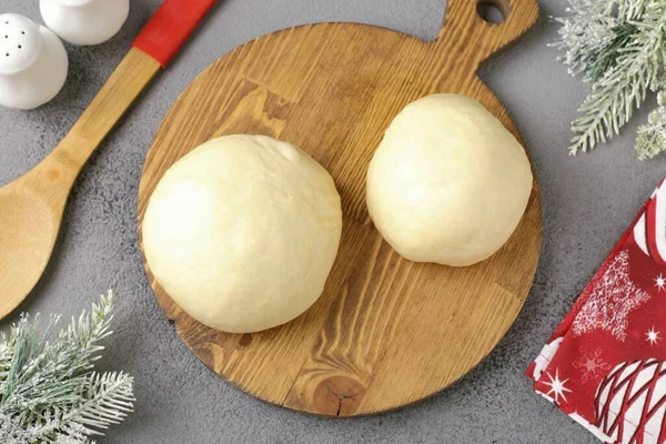 Bitmiş hamuru iki eşit olmayan parçaya böl, biri diğerinden biraz daha büyük olmalı..