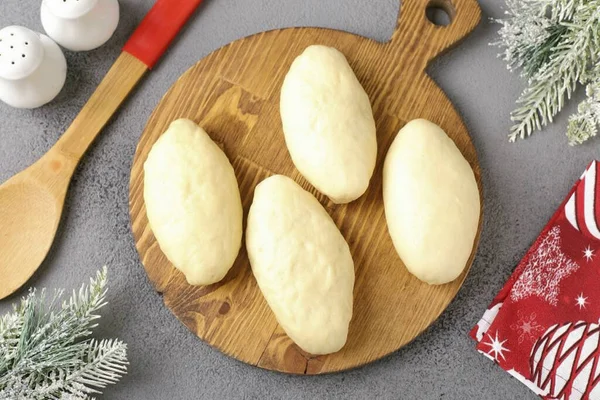 Dikkatle kenarları çimdikleyin, yuvarlak köfteler şeklinde şekillendirin ve dikişleri aşağı yerleştirin..