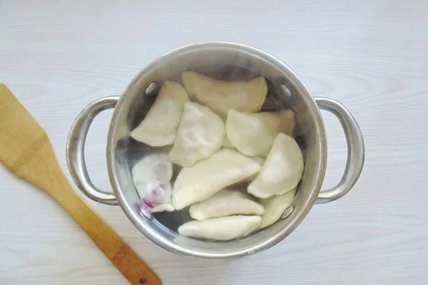 Coloque Bolinhos Uma Panela Com Água Fervida Salgada Mexa Para — Fotografia de Stock