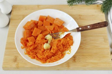 Balkabağını çatalla ez, sarımsağı sık ve iyice püre yap. Eğer balkabağı çok suluysa, eleğe koy, iyice aksın. Tuzu, biberi ayarlayın, lezzet için birkaç damla zeytinyağı ekleyin..