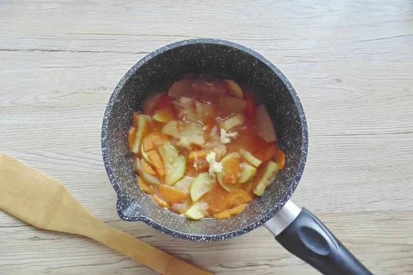 설탕을 후추를 밀리리터로 야채를 온도에서 냄비를 덮는다 요리가 끝나면 마늘을 — 스톡 사진