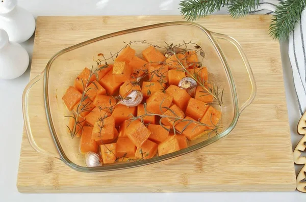 Kürdan dilimlere nazikçe girerse balkabağı hazır olur. Biberiye ve kekik çıkar.