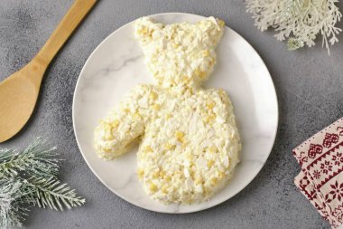 Salatayı düz tabakta toplayacağız. Önce eldiveni uzat, sonra da dışarı bakan kaplanın başını çıkar..