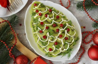 İsteğe bağlı olarak Noel ağacında mayonez çelengi yapabilirsiniz. Not al! Mutlu yıllar.!