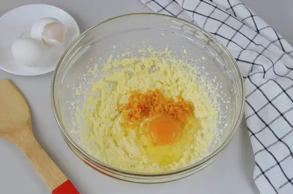 Tambahkan Jeruk Zest Dan Satu Telur Adonan Mengalahkan Dengan Mixer — Stok Foto