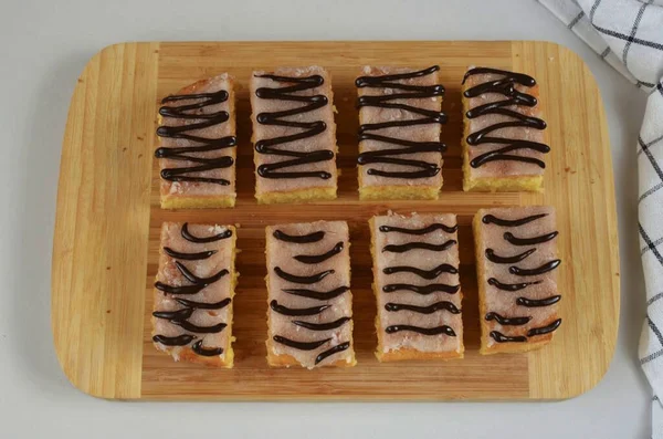 Cut Biscuit Pieces Melt Chocolate Put Cornet Make Stripes Cakes — Stockfoto