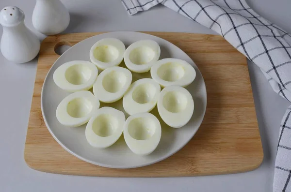Очистити Яйця Нарізати Навпіл Звільнити Жовтки Від Білих — стокове фото