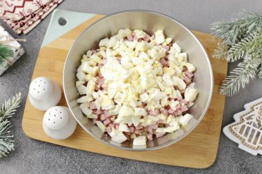 Yumurtaları küp küp doğra..