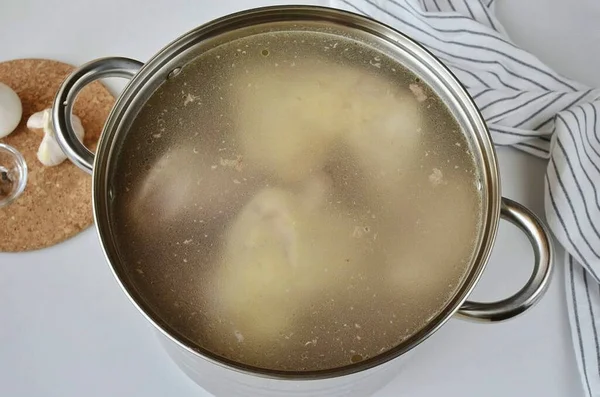 きれいな冷たい水で肉を注ぎ それが完全に水と2本の指で覆われているように 沸騰させるために 沸騰させる 少し調理 ほとんど目立たない5時間沸騰 — ストック写真