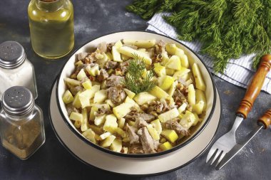 Salatayı masaya servis et. Eğer tabağındaki yeşil tadı seviyorsan doğranmış yeşil soğan veya dereotu da ekleyebilirsin..