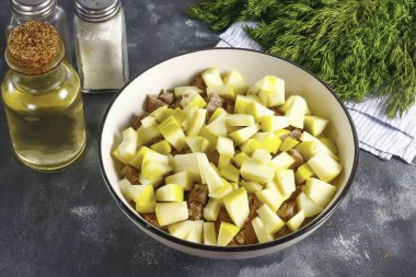 Elmaları durula, çeyreklikleri kes ve tohum bloklarını kes. Sonra hamuru tekrar suyla durula ve küp, çubuk şeklinde kes. Diğer malzemelerle birlikte konteynıra ekle.