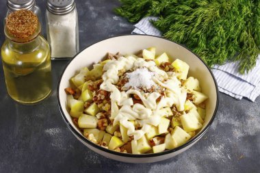 Yağlı içerikli mayonez koy. Her şeyi nazikçe karıştır.