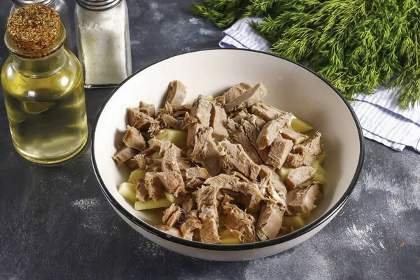 Kereviz dilimlerini sık ve salata kasesine koy. Soğutulmuş haşlanmış dili küp ya da küp şeklinde kes ve bir kabın içine koy..